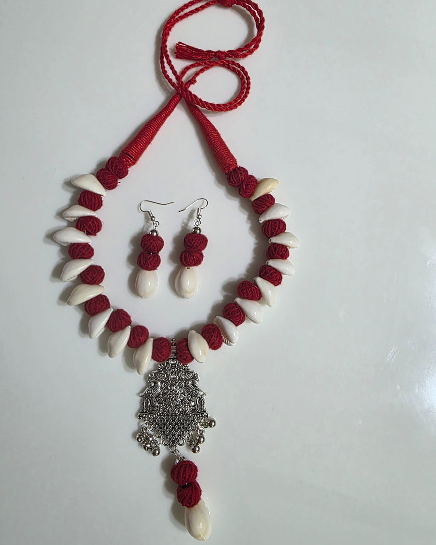 Shell and red threads necklace