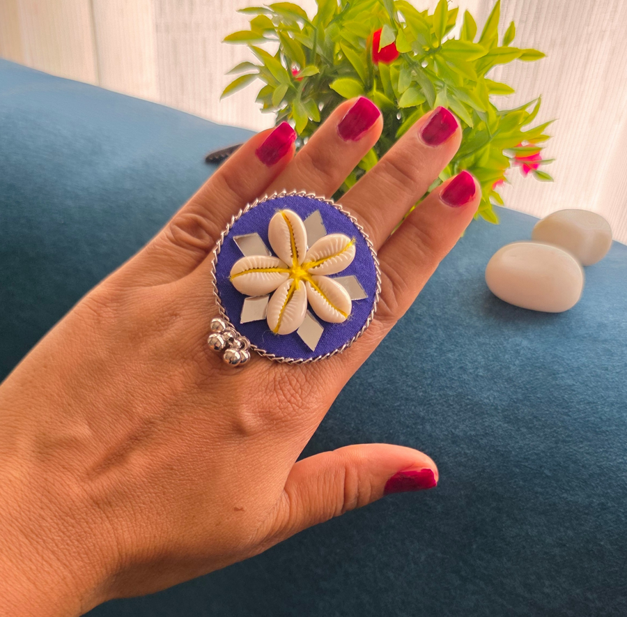 Cowrie with mirrors Blue finger ring