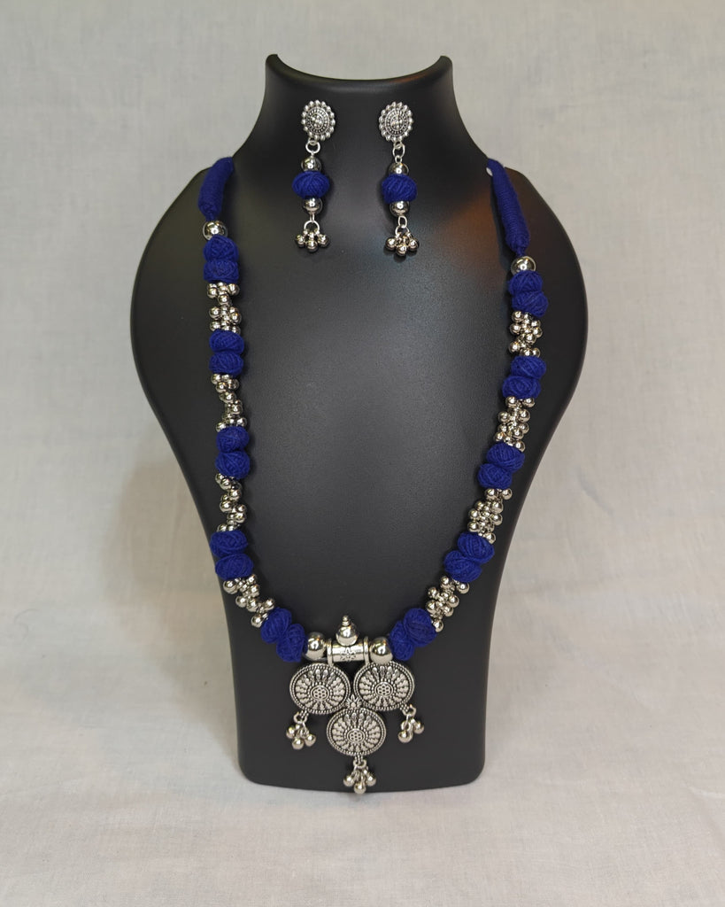 Blue thread necklace