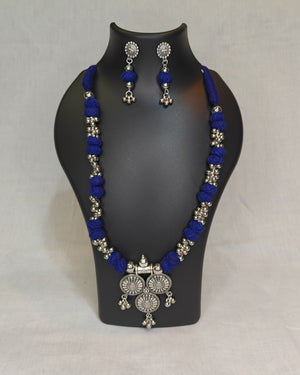 Blue thread necklace