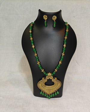 Green antique pendant necklace