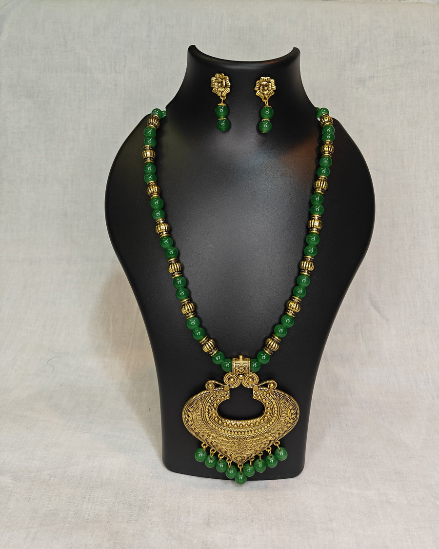 Green antique pendant necklace