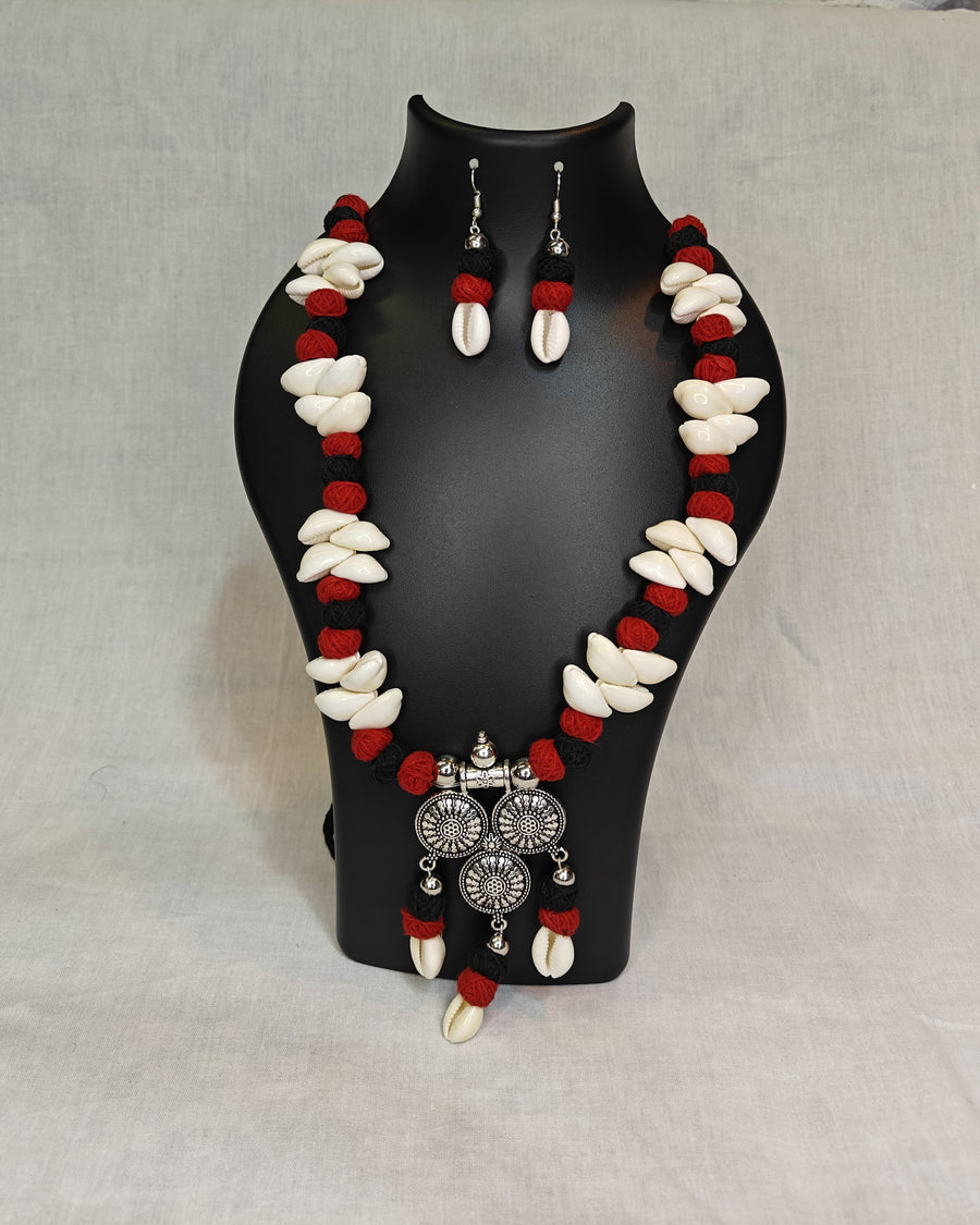 Cowrie thread necklace