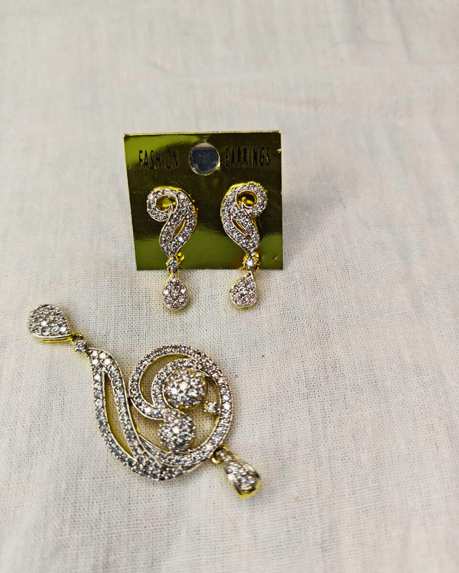 Anti tarnish A. D. daimond pendant set