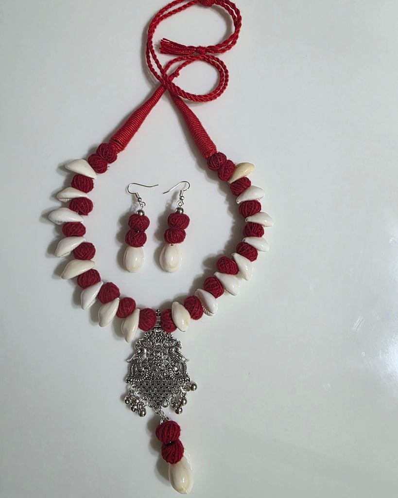 Shell and red threads necklace