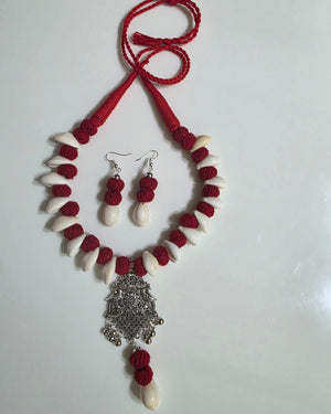 Shell and red threads necklace