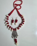 Shell and red threads necklace